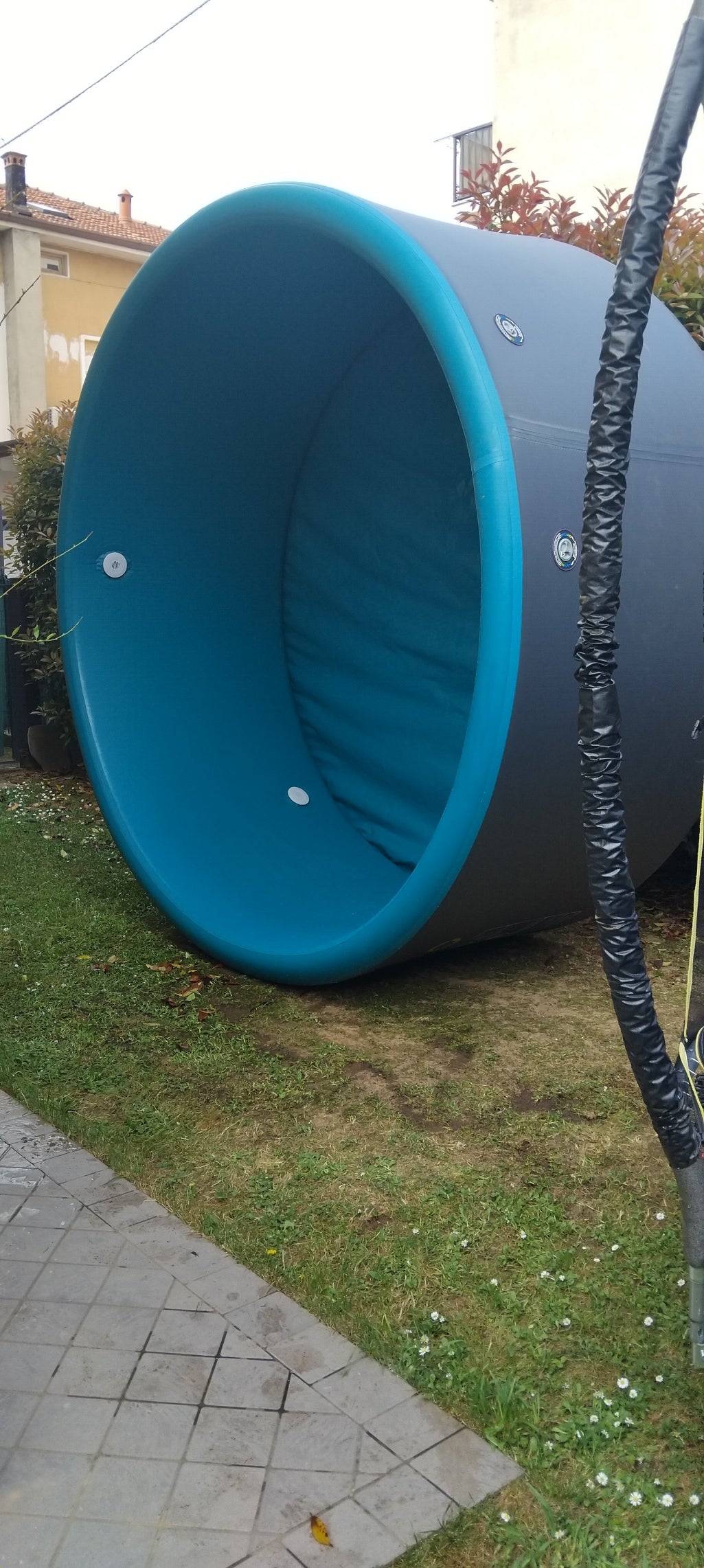 Piscina gonfiabile rotonda IPoolGo 3.7m diametro 1.2m altezza, Prezzo 1699€ IVA inclusa.